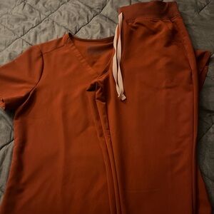 FIGS AUBURN SCRUB TOP AND JOGGER SET